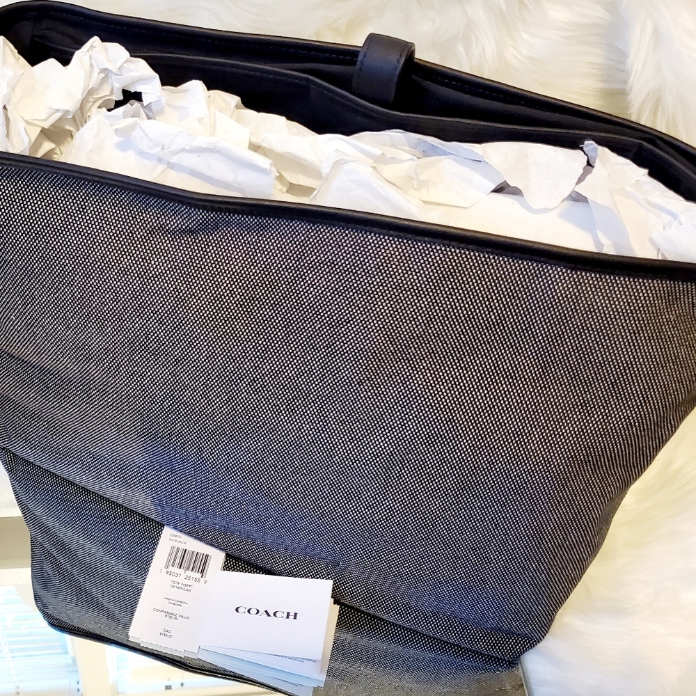Canvas and smooth leatherInside zip, snap and open pockets. Two elastic pocket